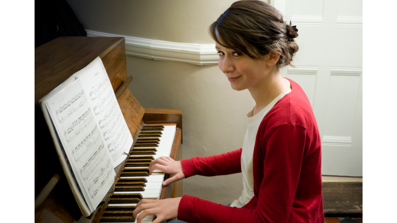 He plays the piano they. Фортепиано для детей. Игра на фортепиано. Девушка и фортепиано. Человек играющий на пианино.